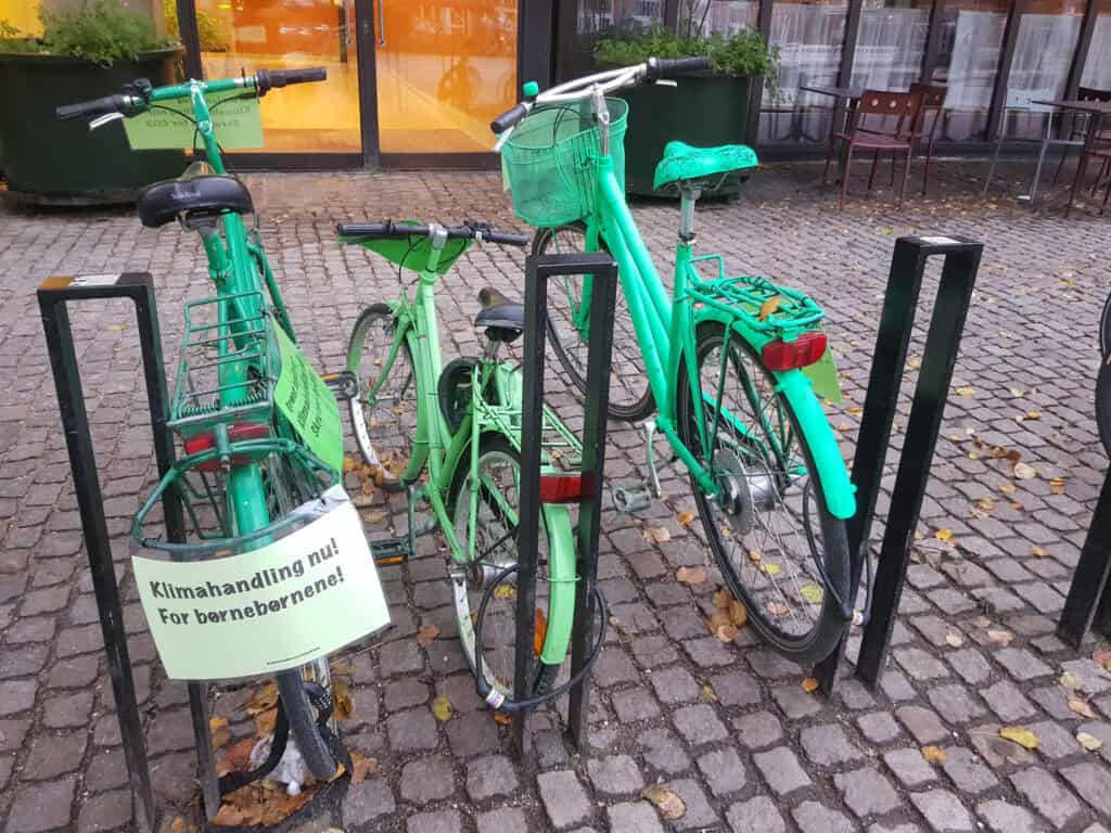 Grønne cykler med skilt: Klimahandling nu! For børnebørnene