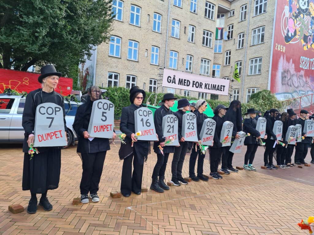 deltagere i optoget med gravsten over dumpede COP-møder