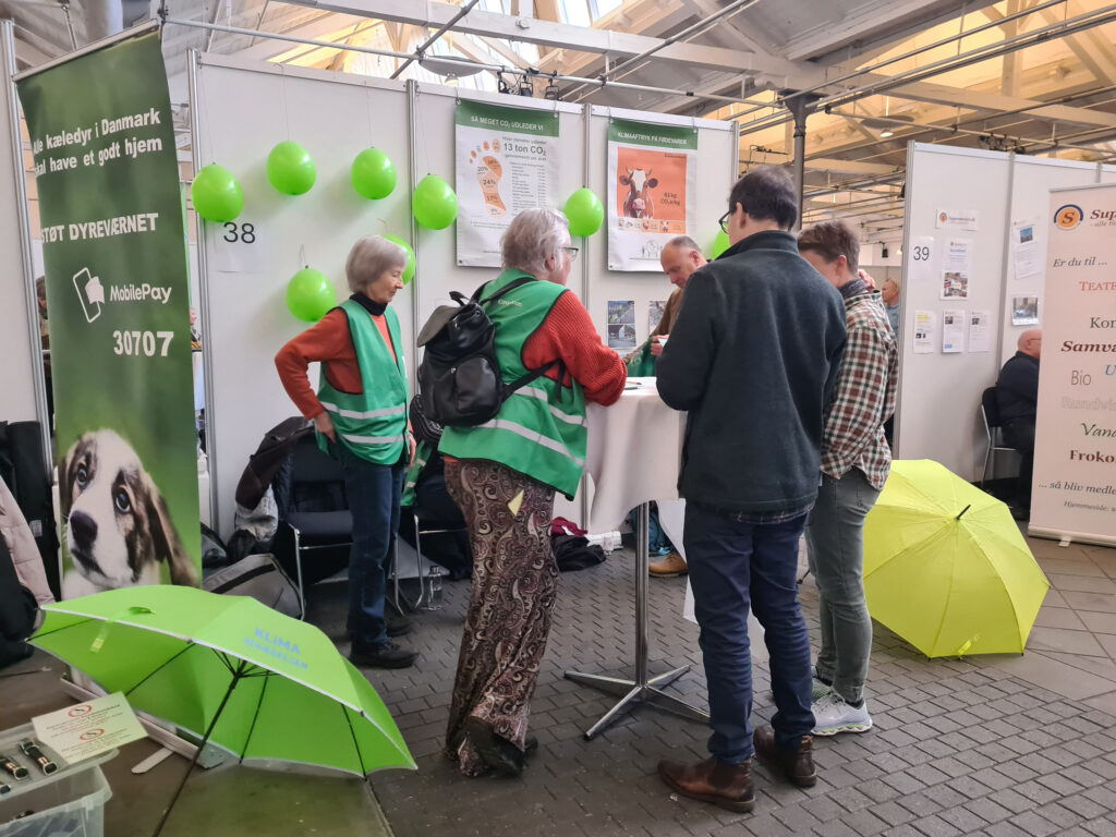 Snak med besøgende på messen