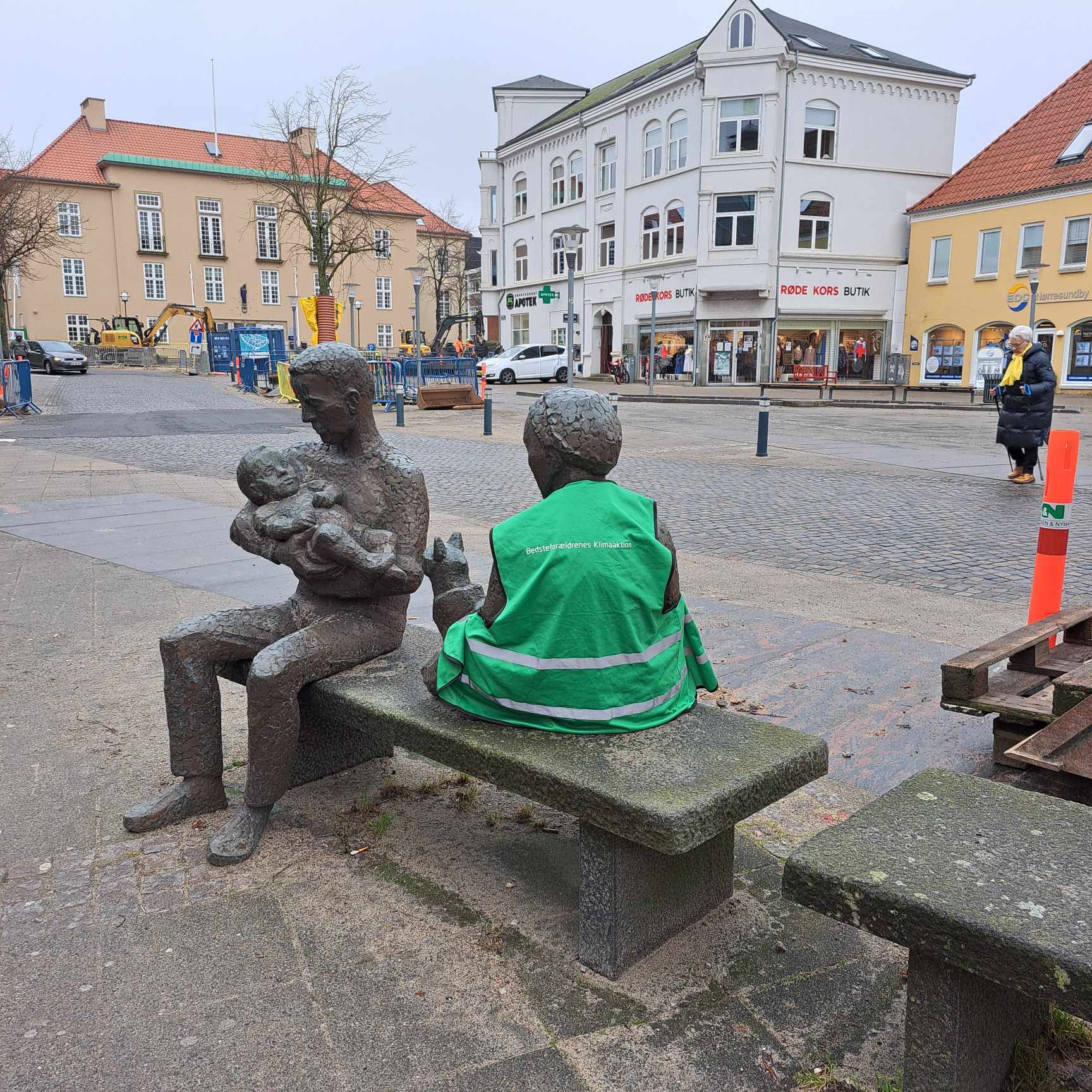 Skulptur på Nørresundby Torv iklædt en grøn BKA vest